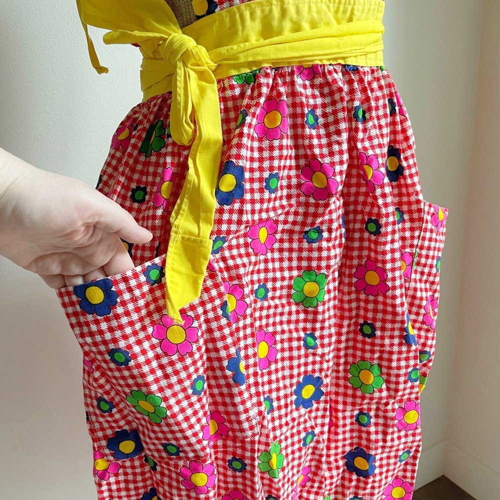 Vintage Red Groovy Floral Apron Pinafore - Picture 8 of 13